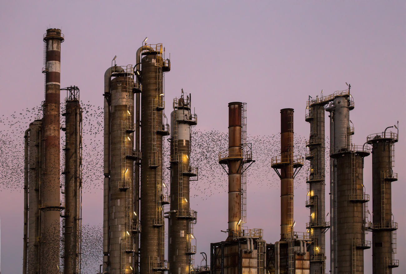 Verso sera in raffineria