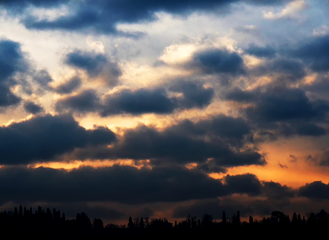 Cielo mattutino su profilo collinare