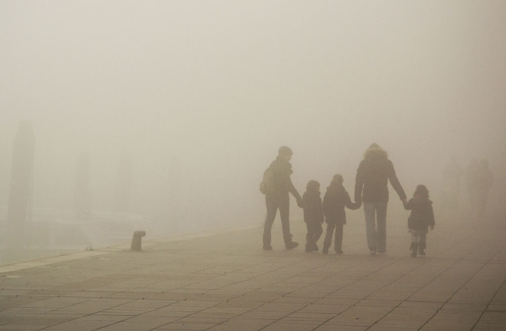 famiglia nella nebbia