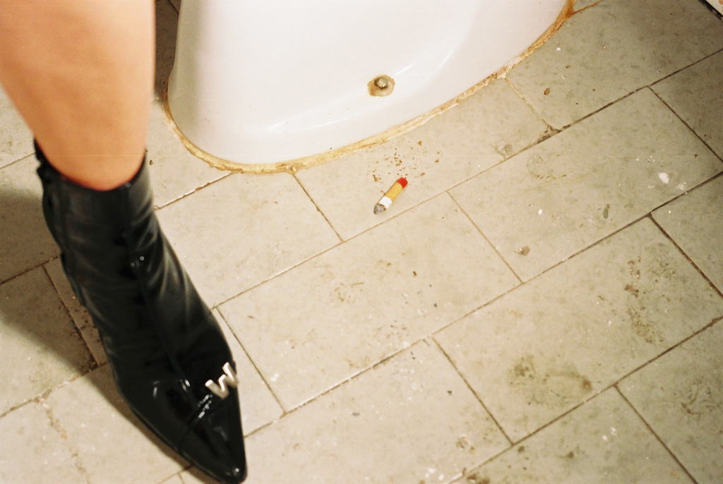 sigaretta e scarpa nera