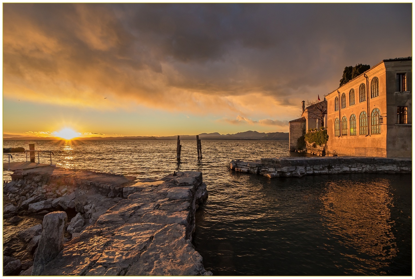 Tramonto su punta San Vigilio - lago di Garda