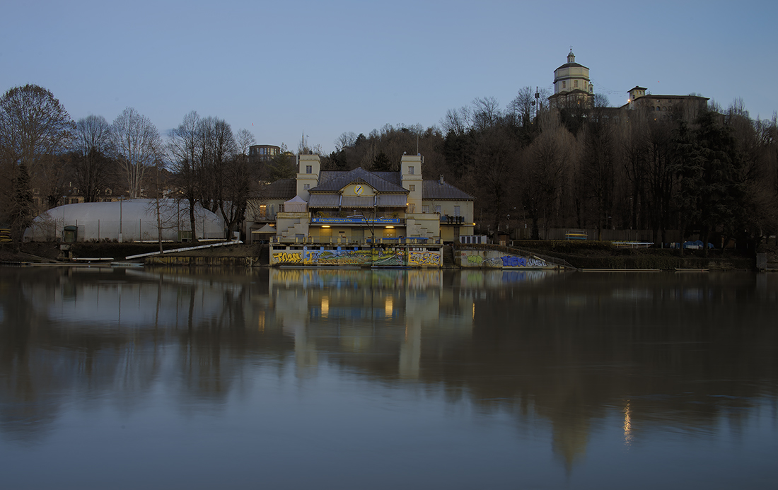 Lungo il Po di fronte hai murazzi. Esperia Torino