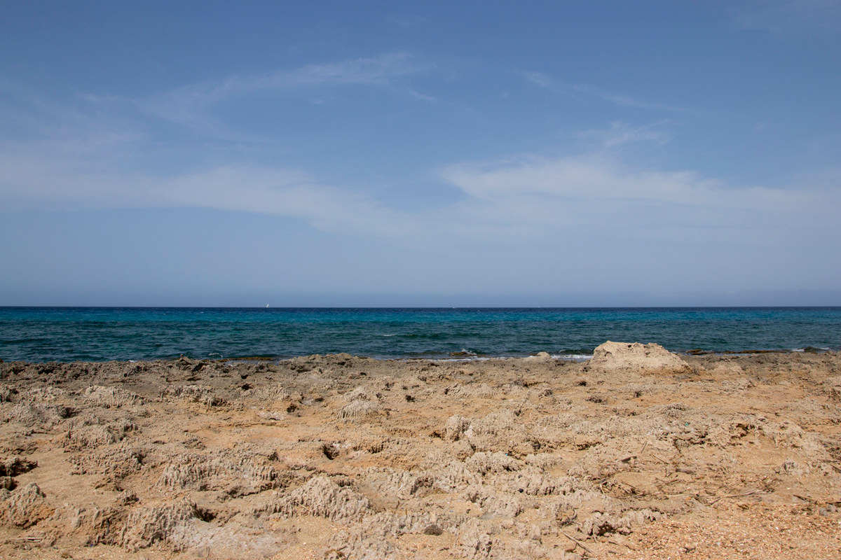 Striscia di mare tra cielo e rocce
