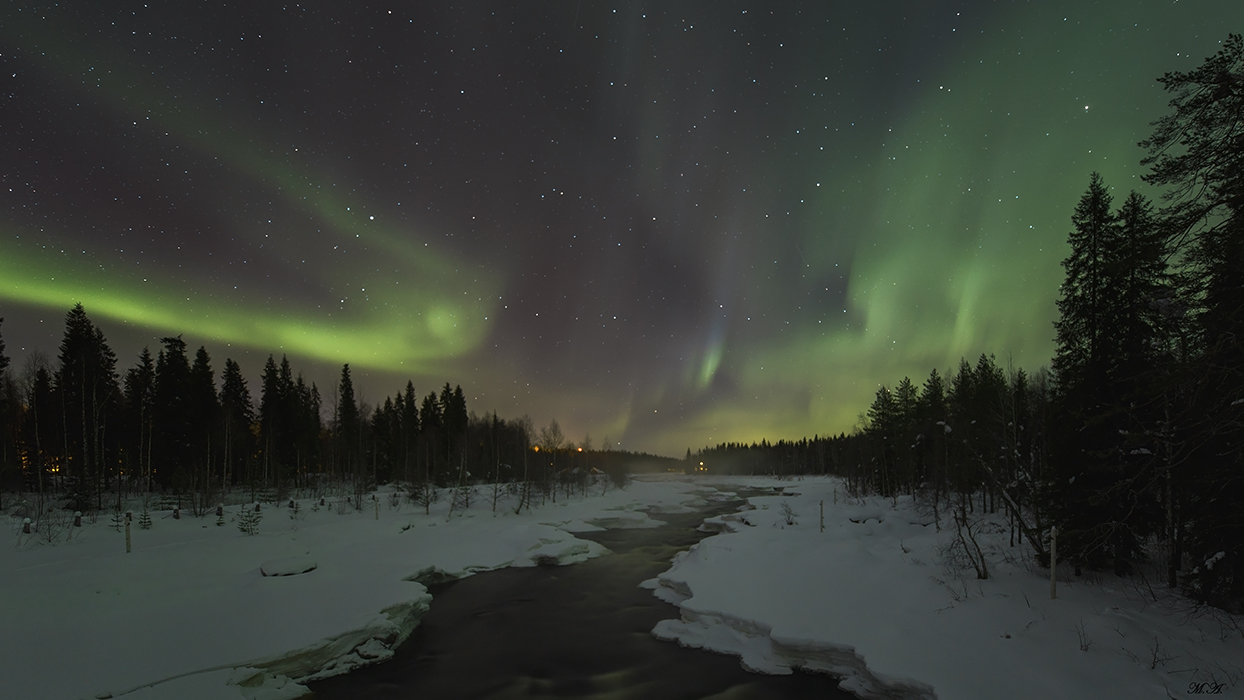 Aurora sul fiume ghiacciato