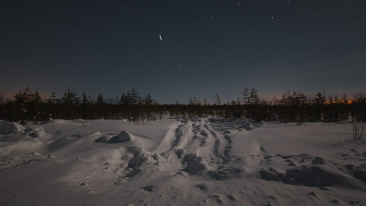 Parco Riisitunturi al chiaro di luna con meteorite