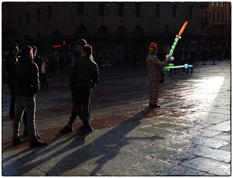 controluce in piazza maggiore