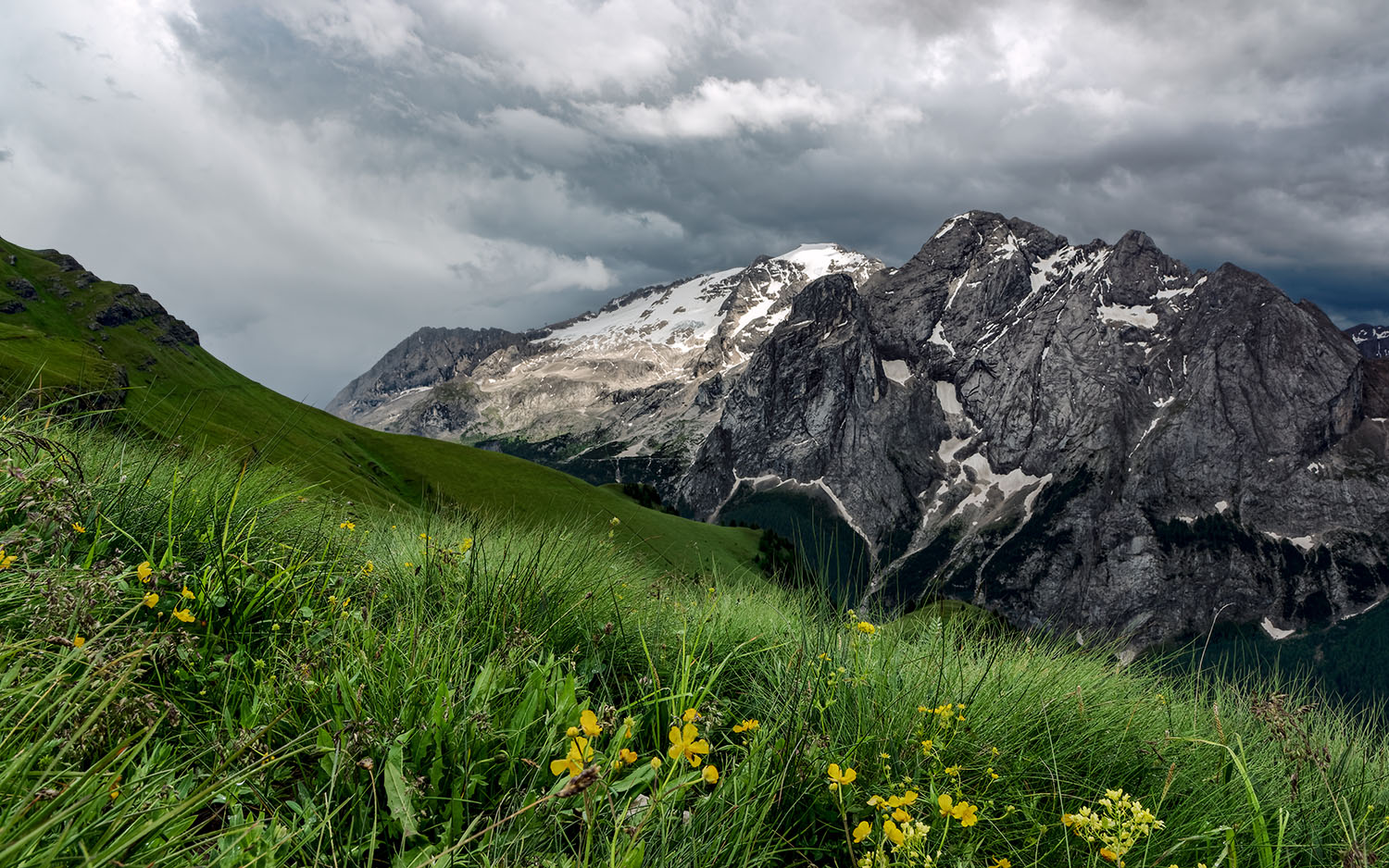 Aria di pioggia sulla Marmolada