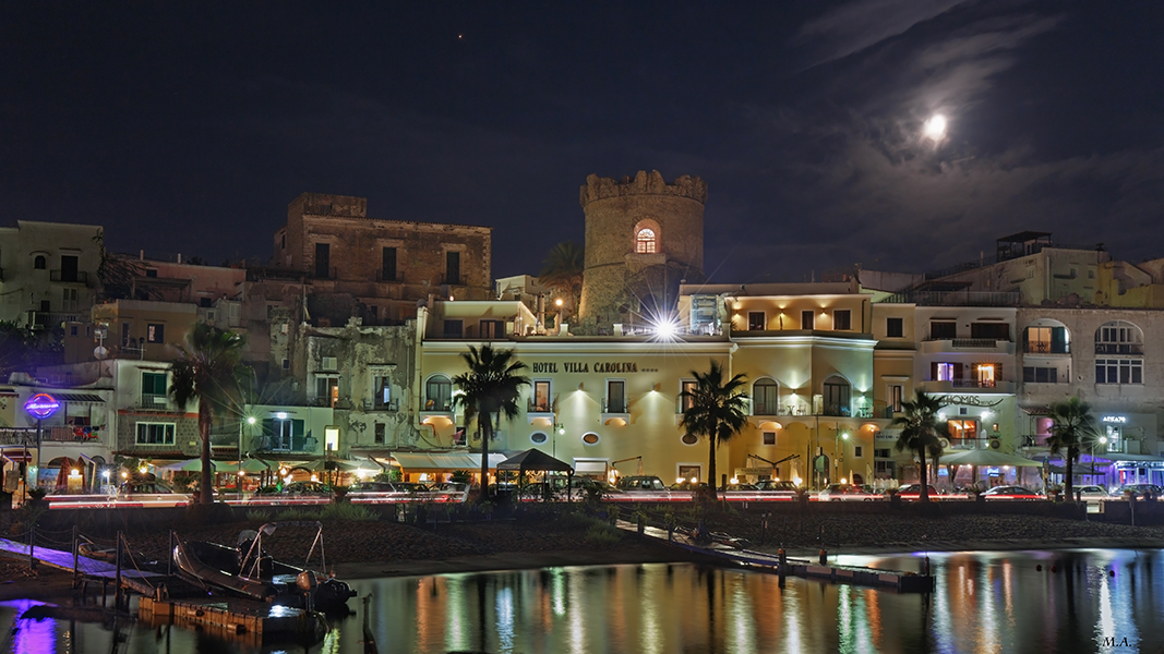 Sula riva del porto al chiaro di luna