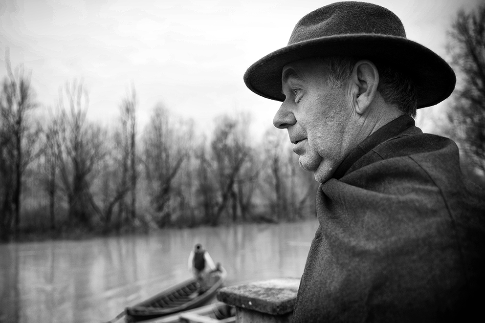 In attesa lungo il grande fiume