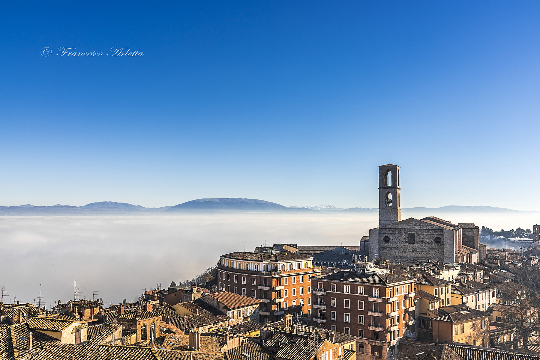 Perugia con nebbia