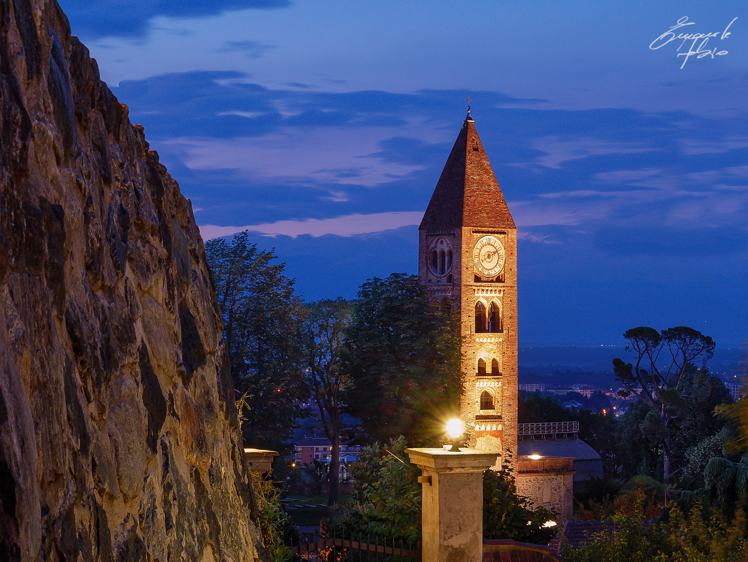 Campanile all'imbrunire