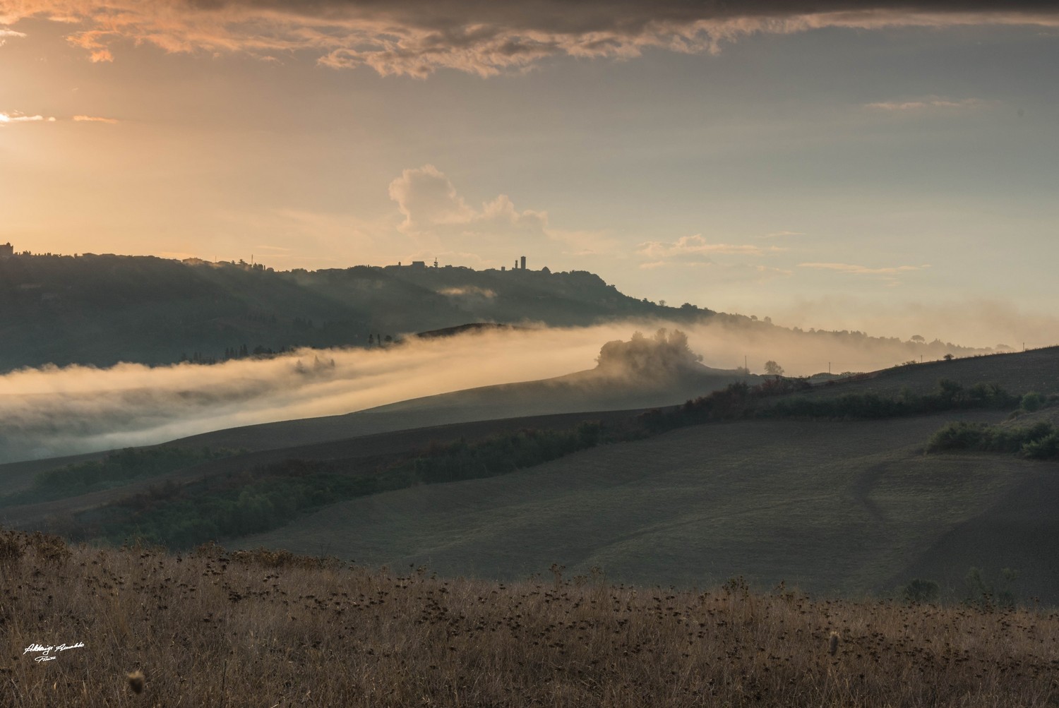 nebbia che si sta alzando sotto Volterra..