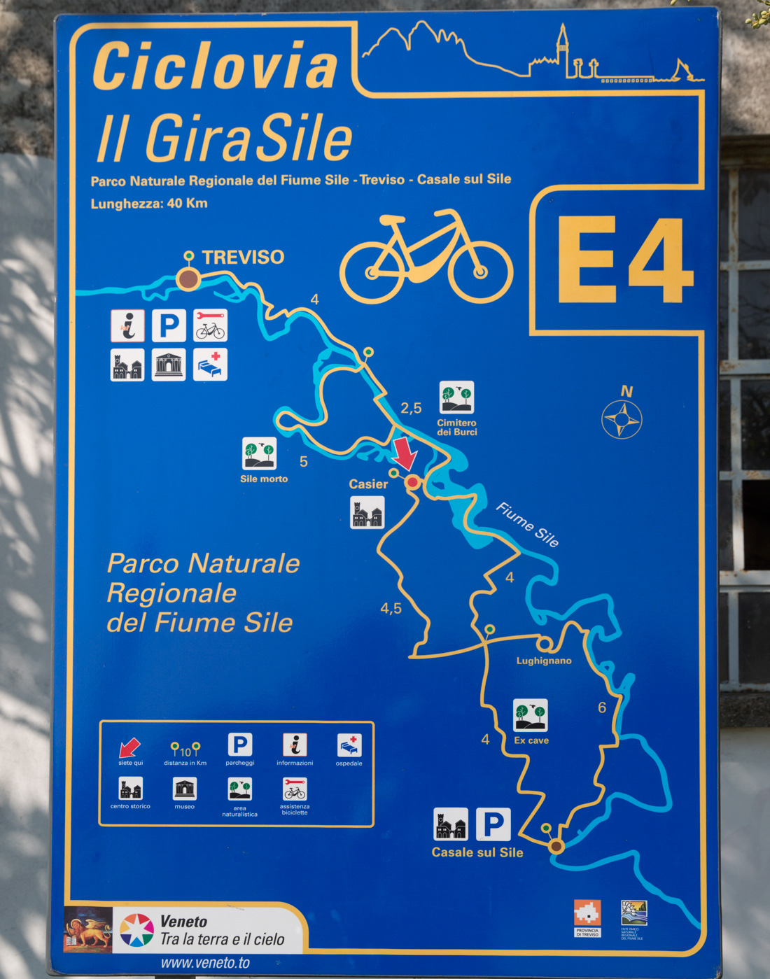 Pedalando lungo il fiume