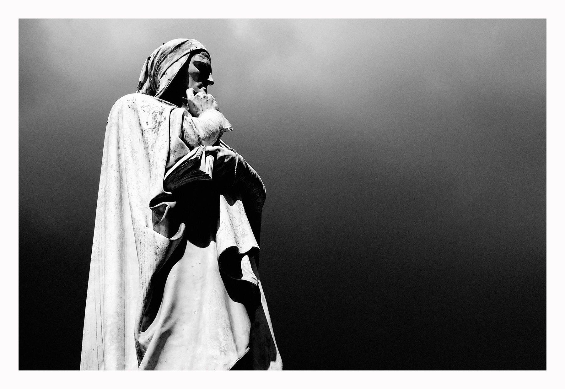 Dante con cielo da temporale