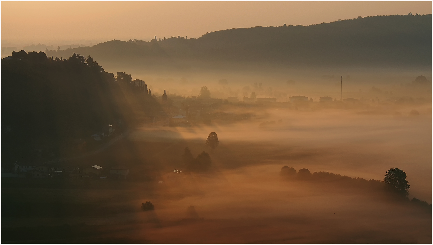Colli berici: alba sopra le nebbie