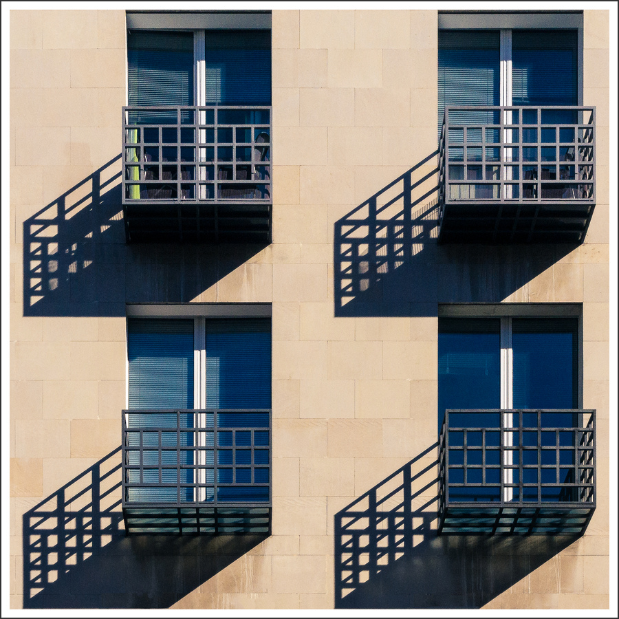 quattro balconi con la loro ombra