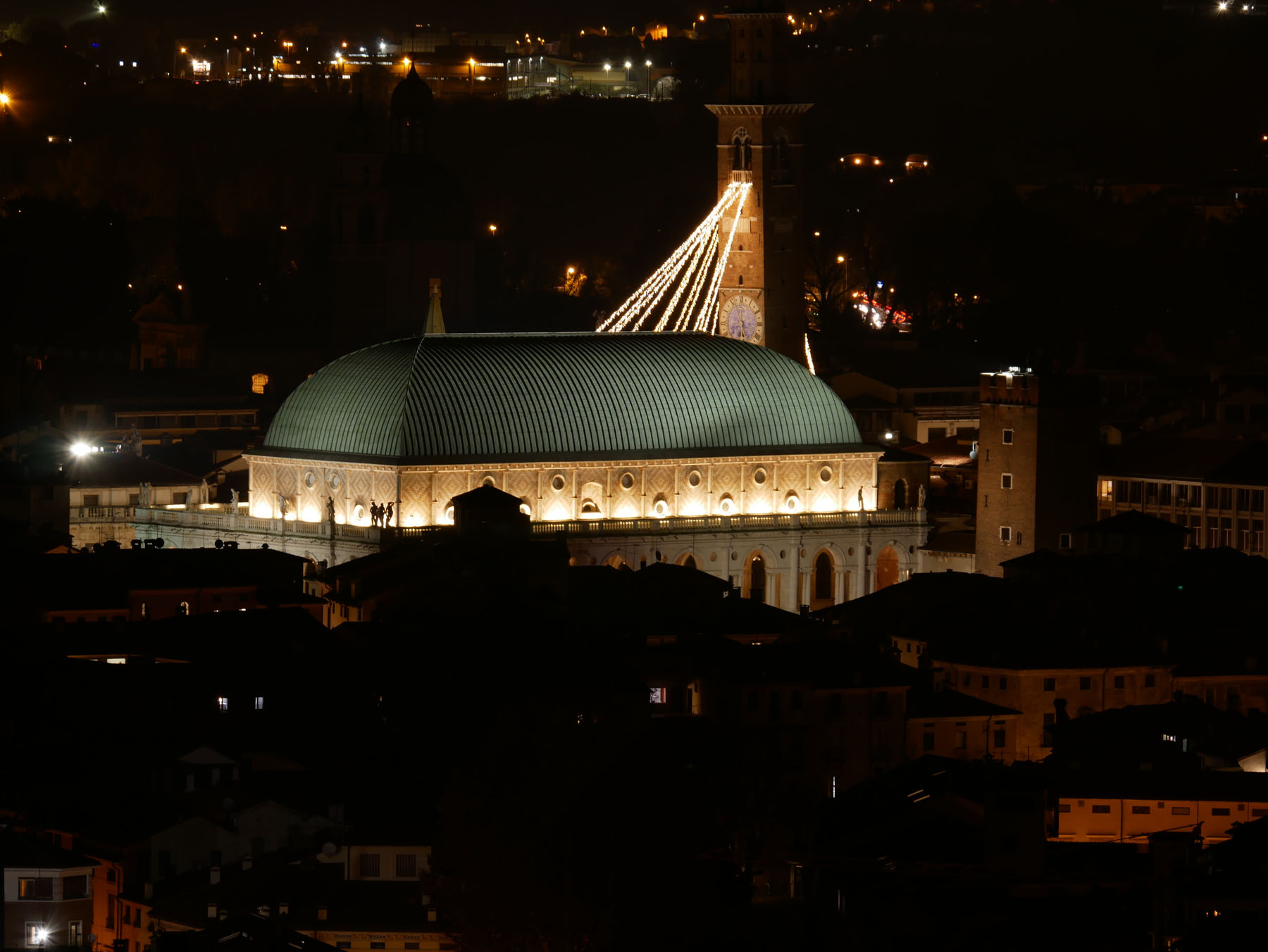 Basilica di Vicenza notturna