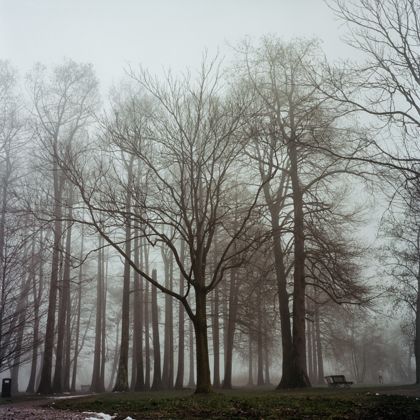 C'� un uomo che cammina nella nebbia