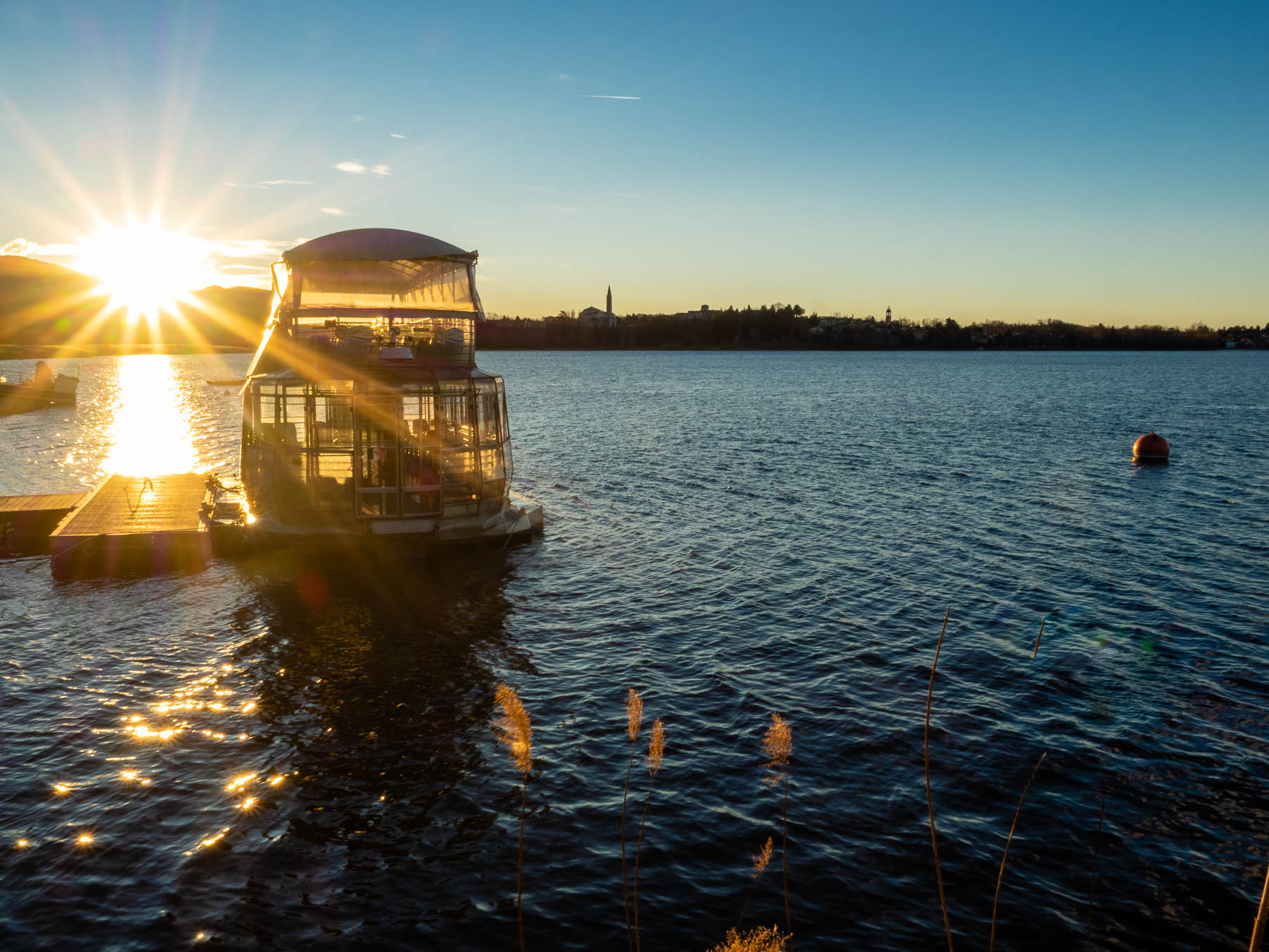 L'alba e il battello