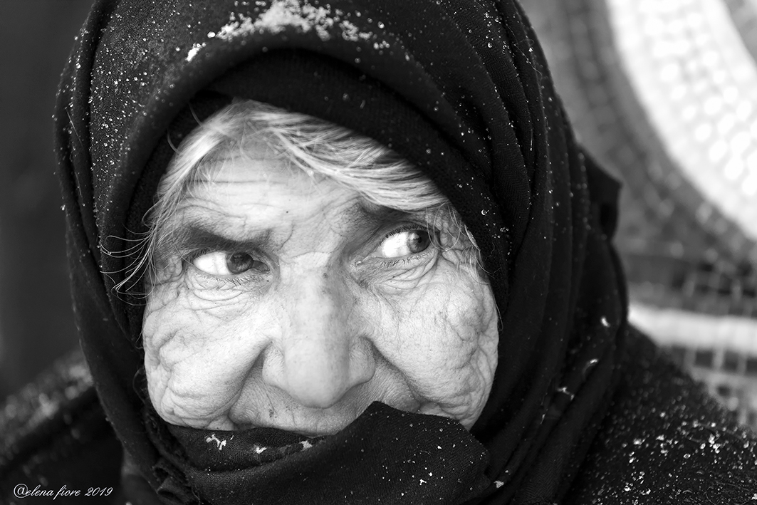 La vecchiaia arriva improvvisamente, come la neve. Un mattino, al risveglio, ci si accorge che � tutto bianco. (Jules Renard)