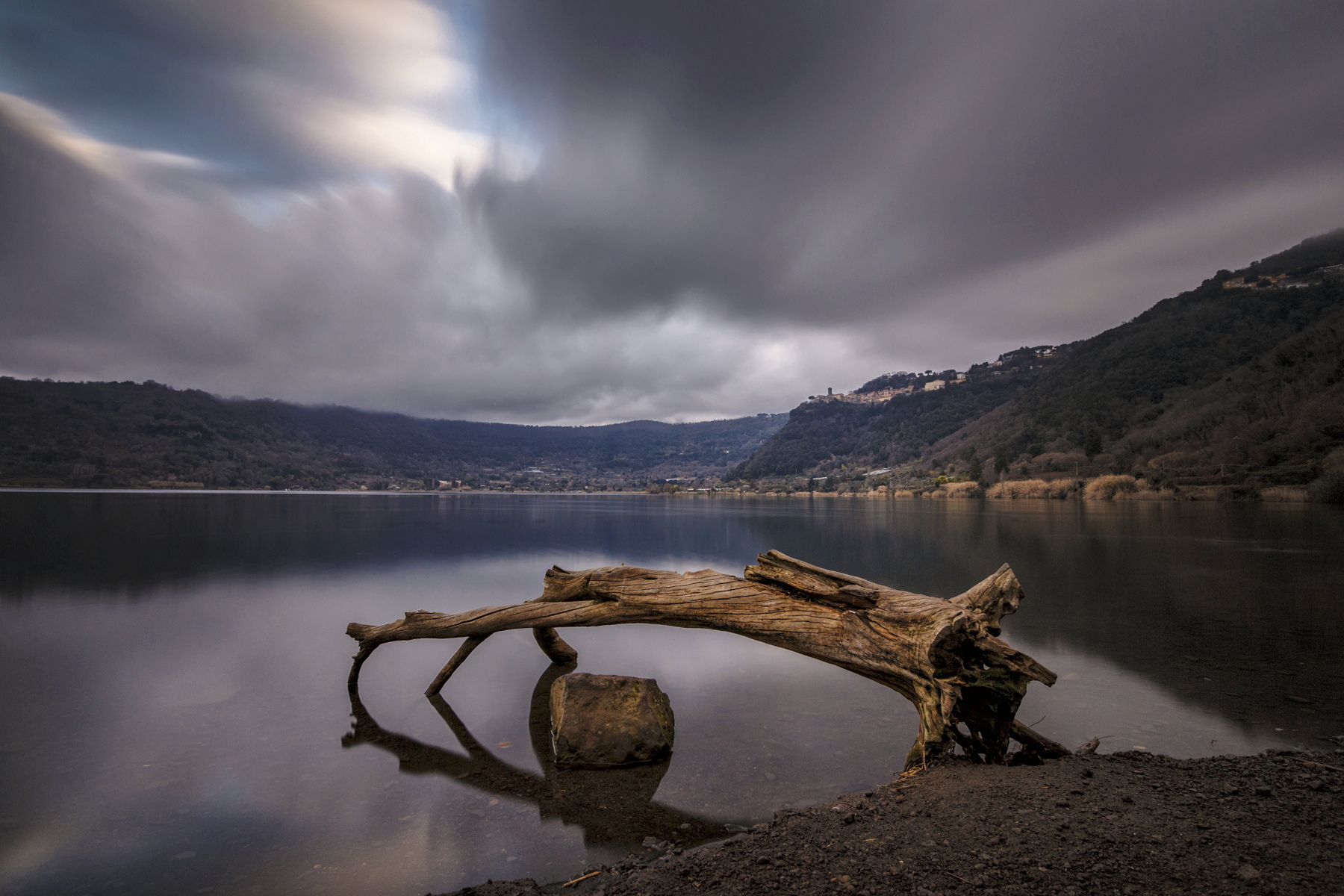 Alba sul lago di Nemi