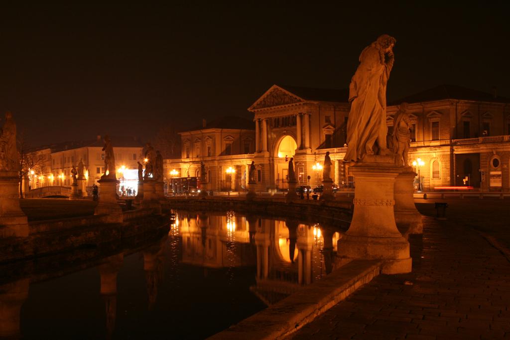 prato della valle(notturna)