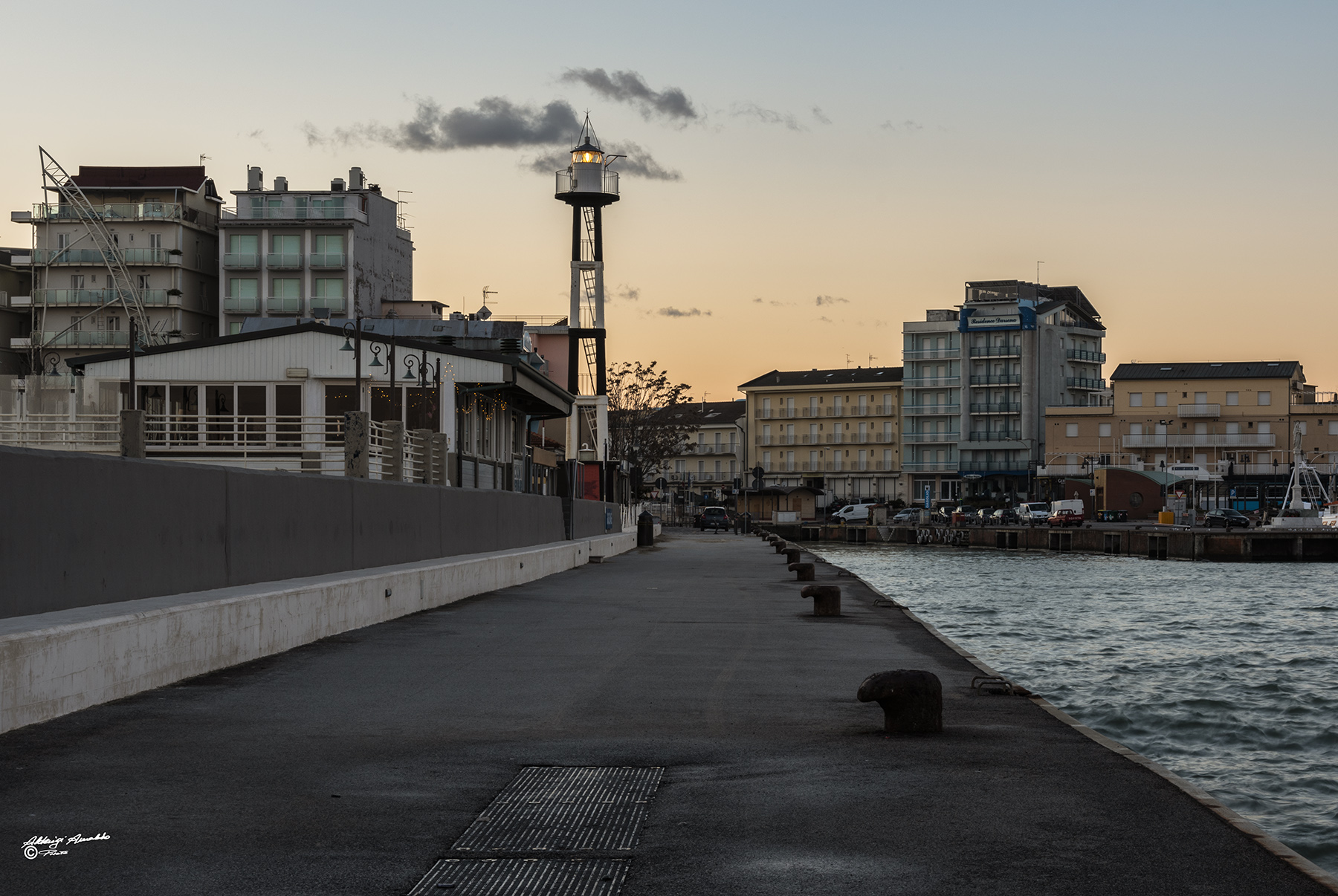 Percorrendo lungo il molo di Gabicce all'alba...