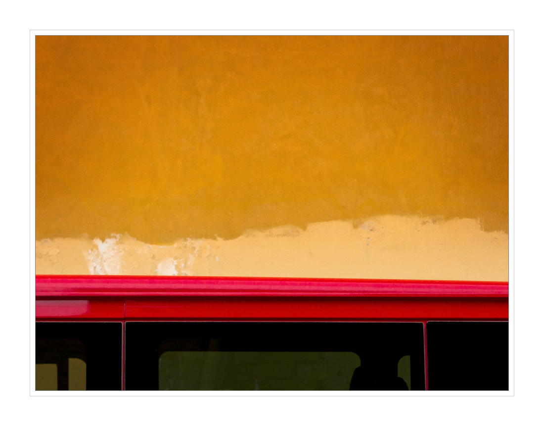 astratto con tettuccio rosso