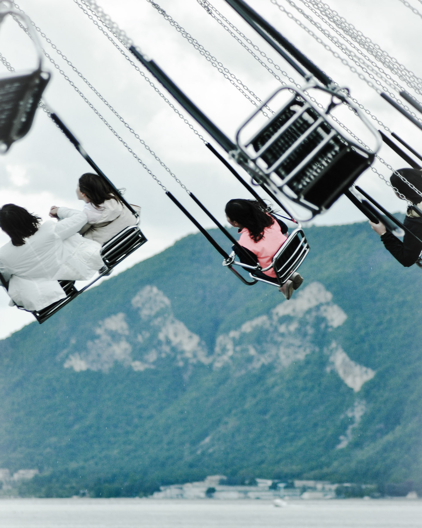 la giostra in riva al lago