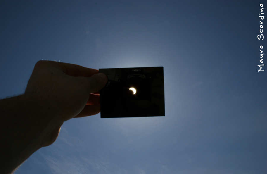 L'eclissi vista da un...vetrino!