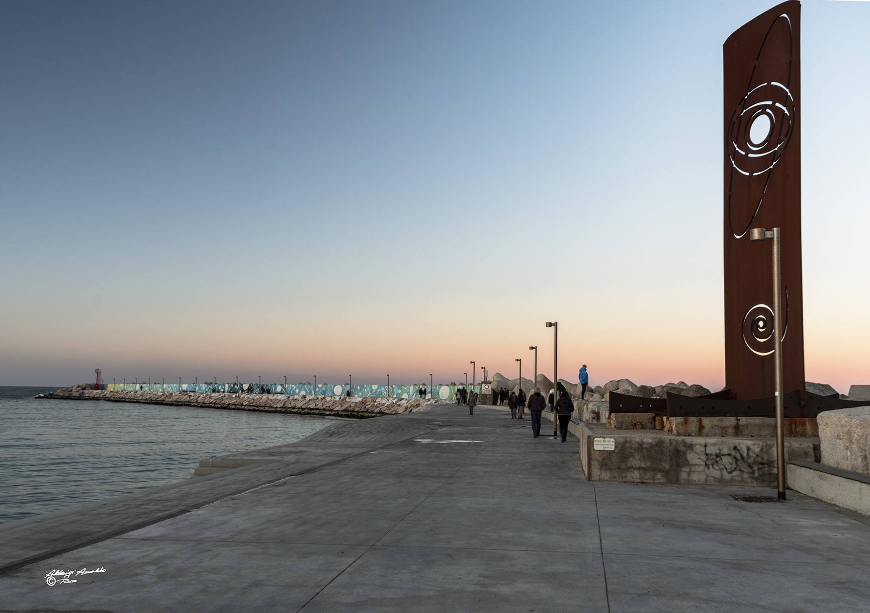 Passeggiando al tramonto  lungo il molo...