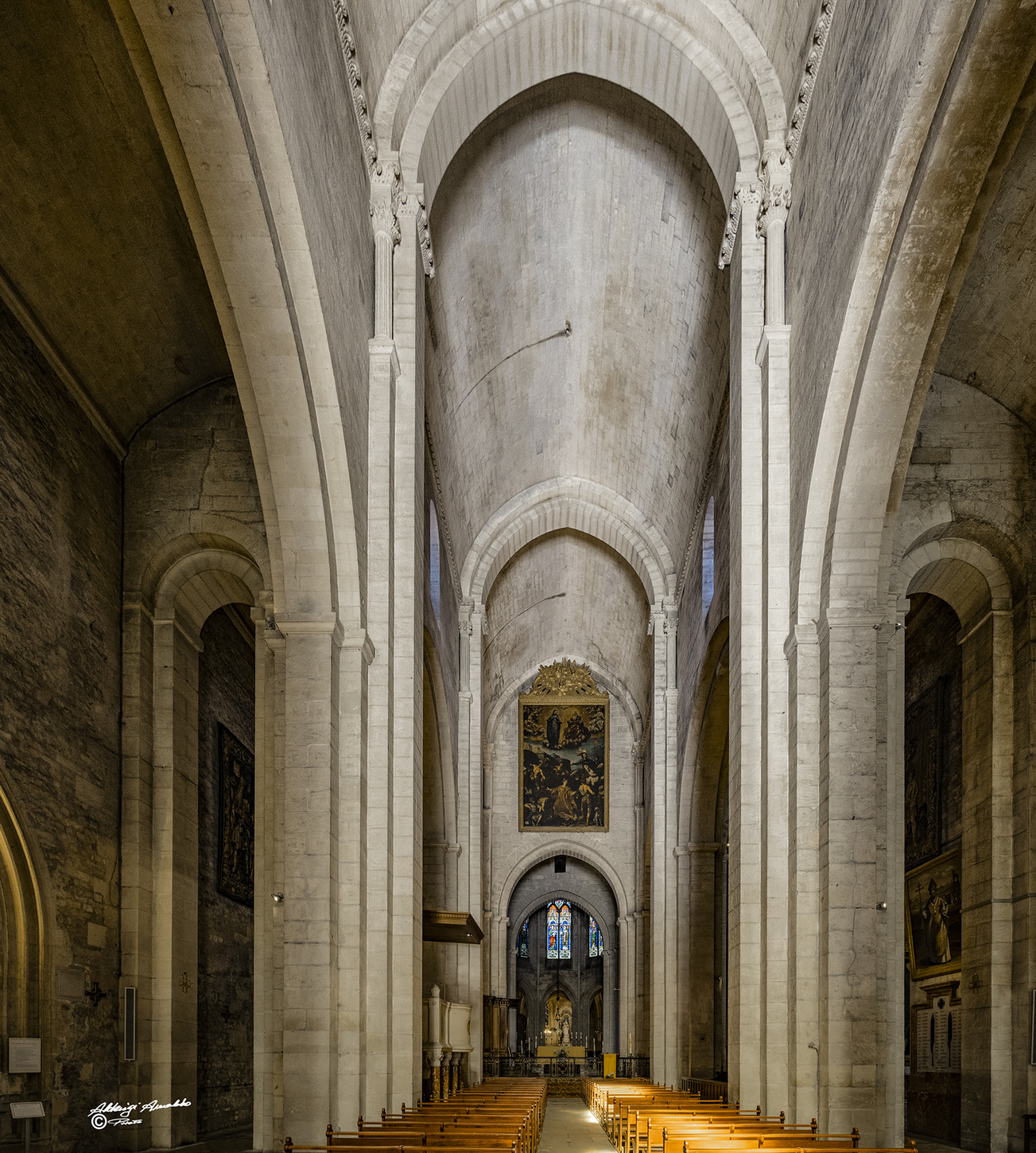 Navata ed altare  Cattedrale di Trophime in Arles...