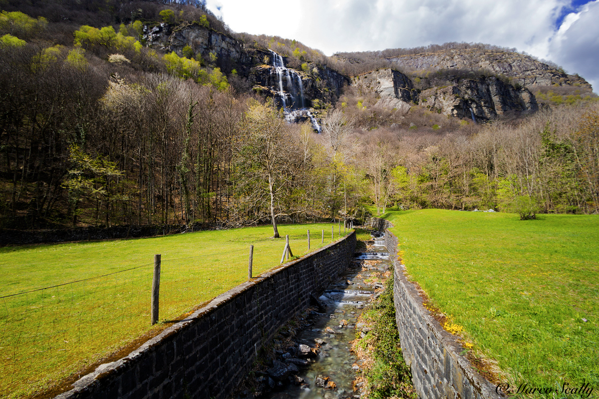 Una cascata in Val Maggia