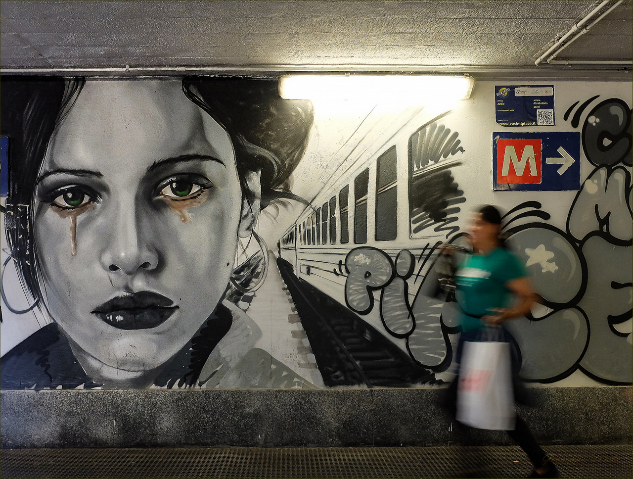 Una  verde figura sfocata