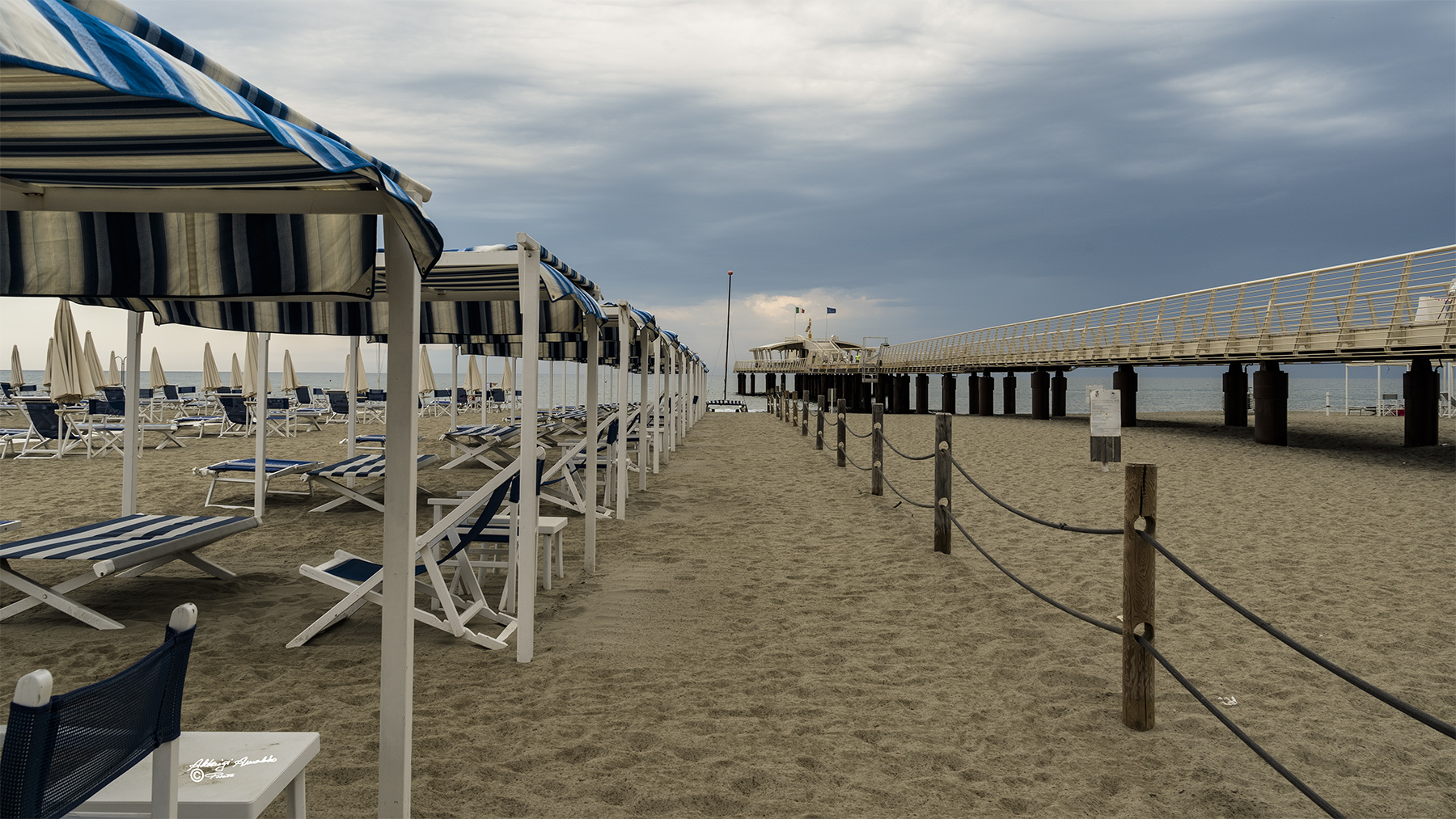 Dalla spiaggia verso il mare...