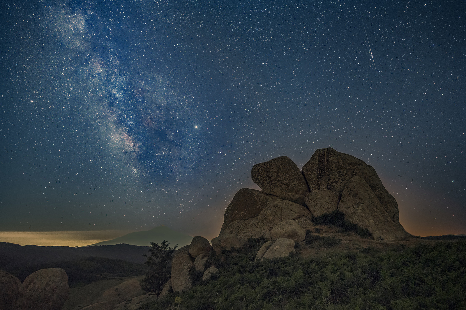 L'aquila scruta il cielo stellato