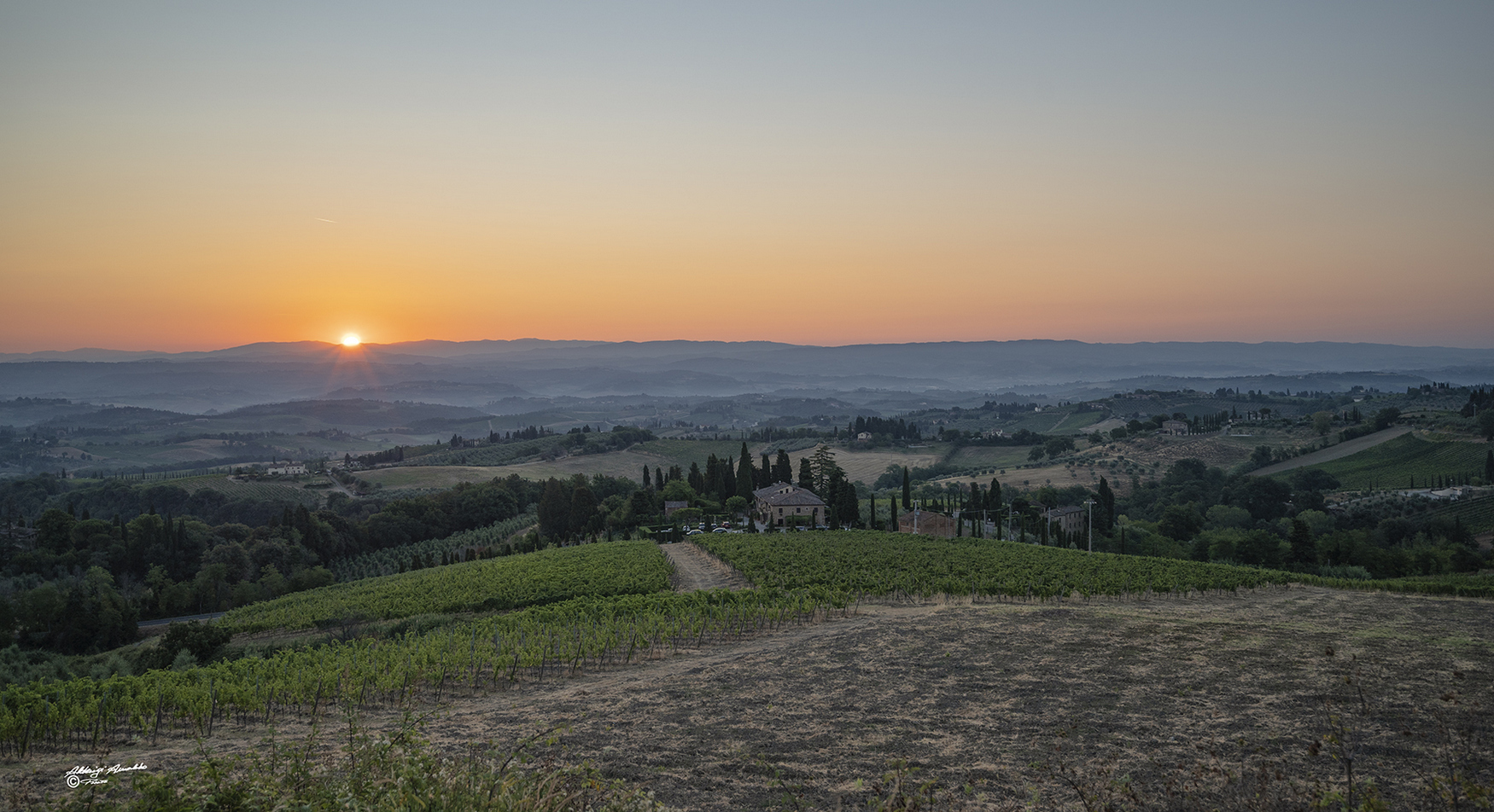 Il sorgere del sole nelle colline di San Gimignano.