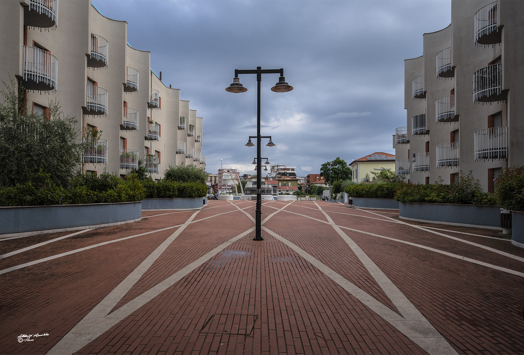 Nella piazza.. tutti in fila..