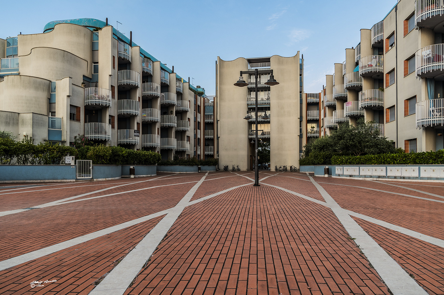 Nella piazza.. tutti in fila..2