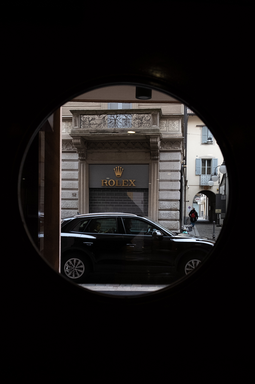 ...e guardo il mondo da un obl�