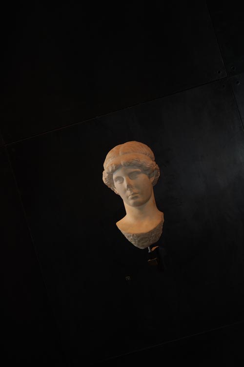 Viso di donna su campo nero