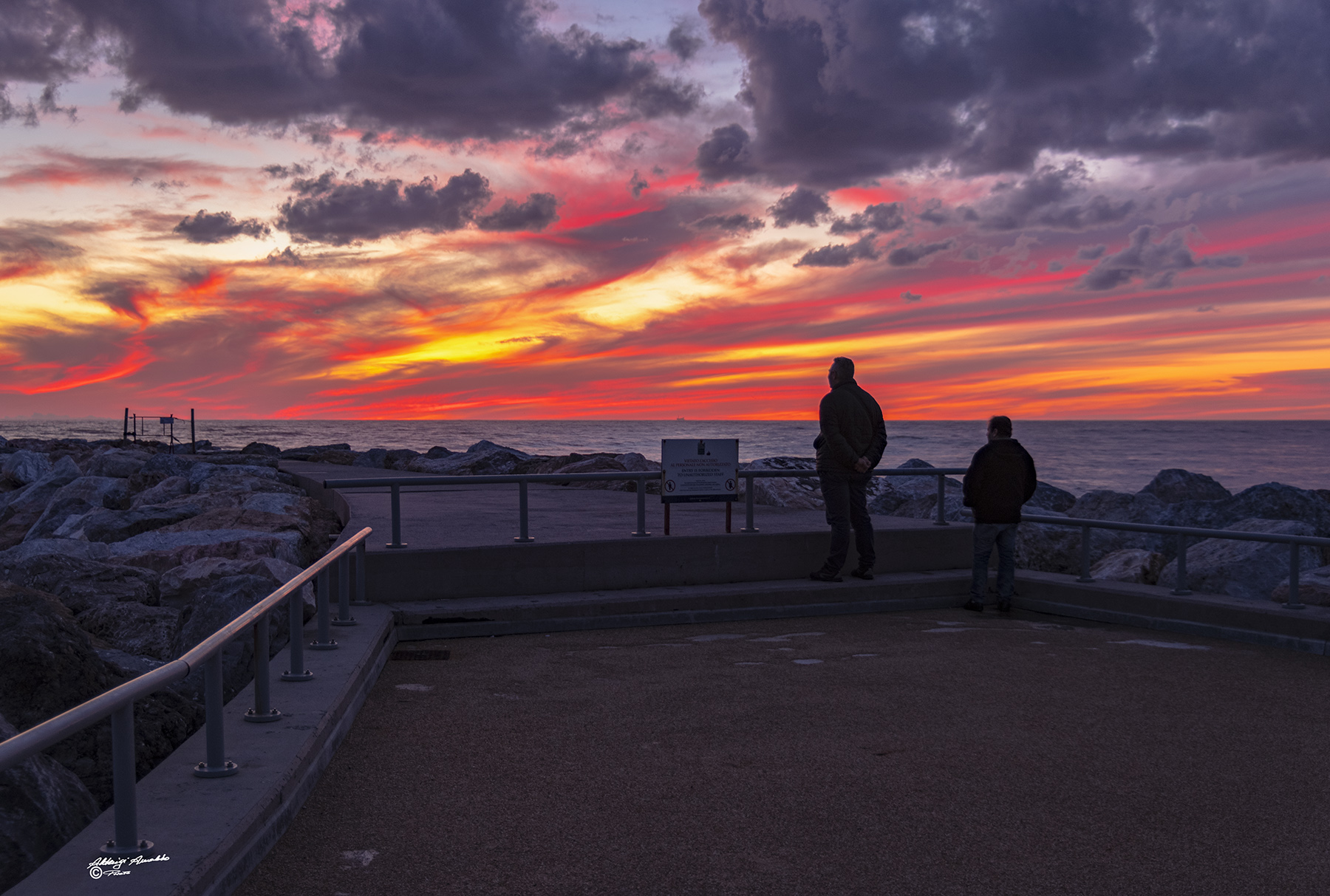 Guardare il mare al tramonto..