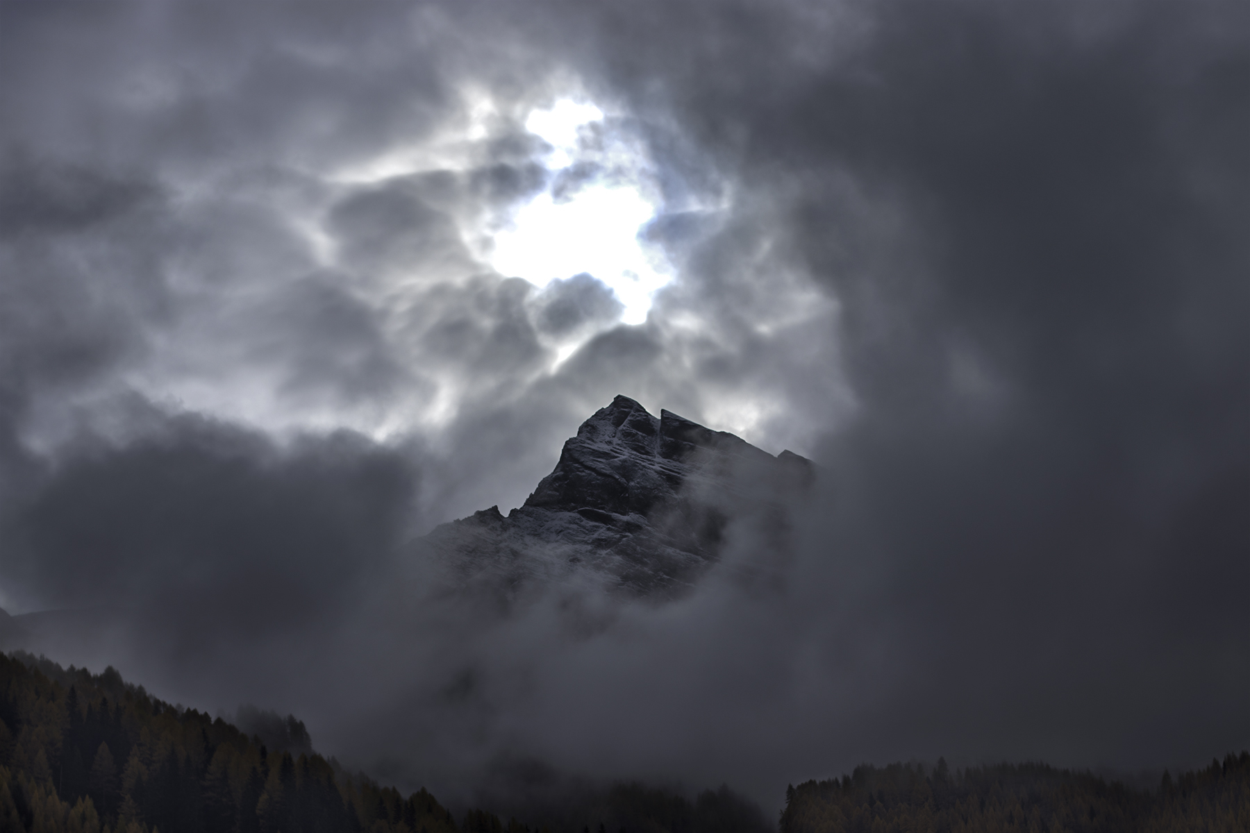 Spiraglio tra le nuvole