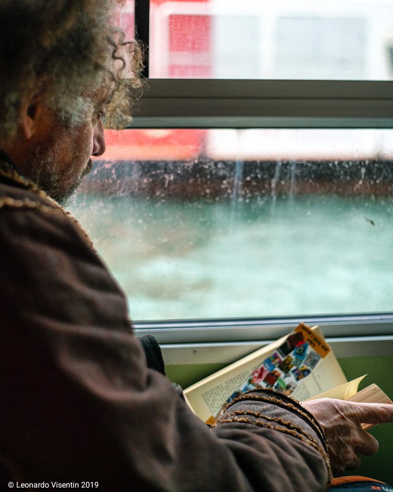 Il lettore sul traghetto