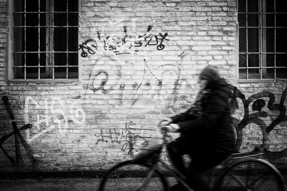 Signora in bicicletta