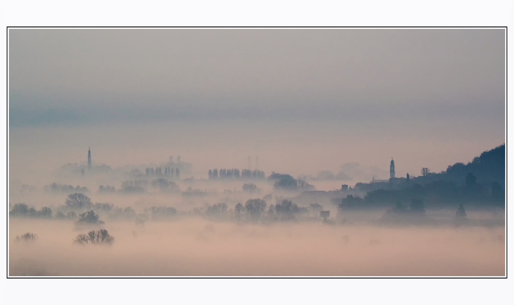 Prima luce sulla pianura nebbiosa