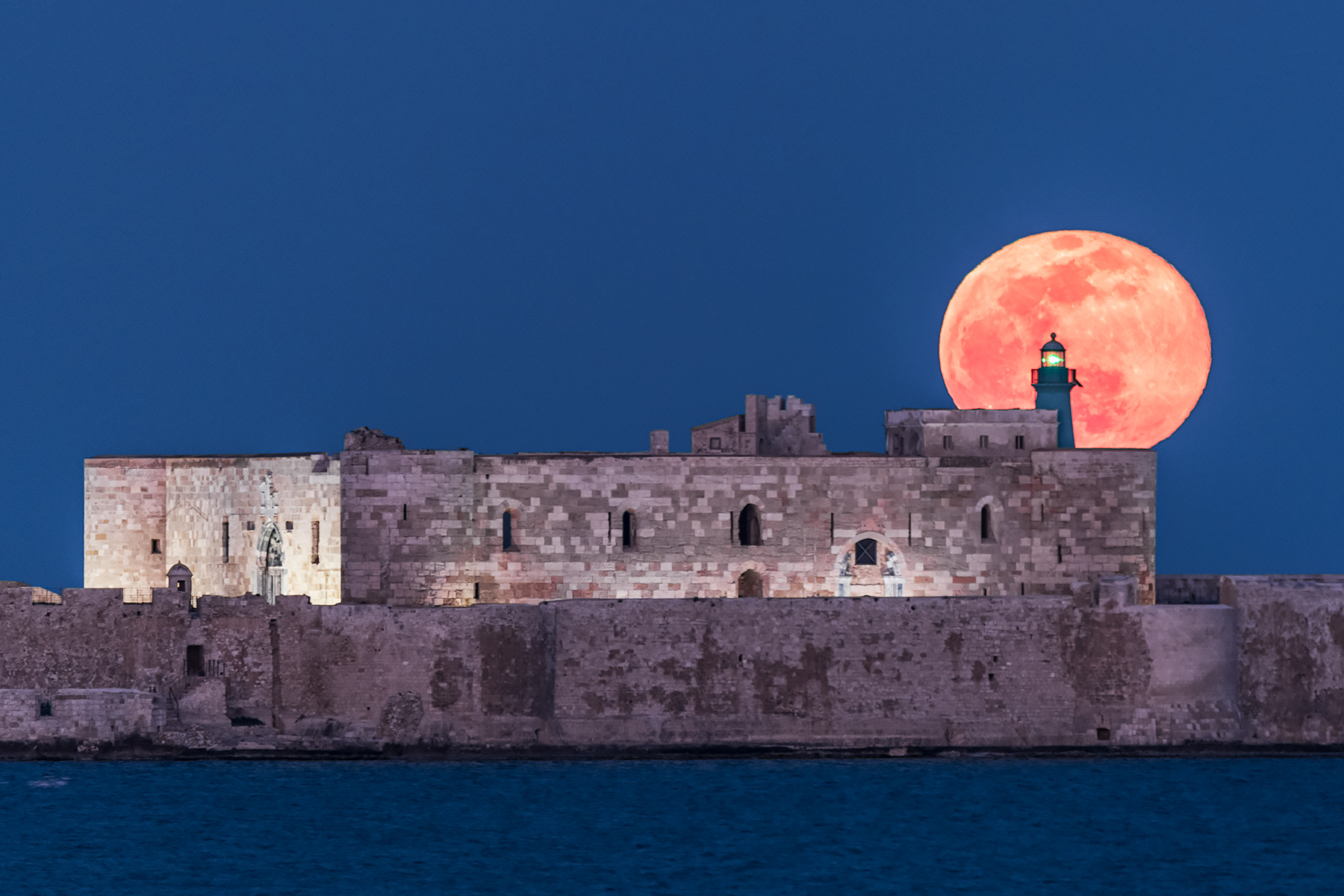 Luna piena dietro il Castello