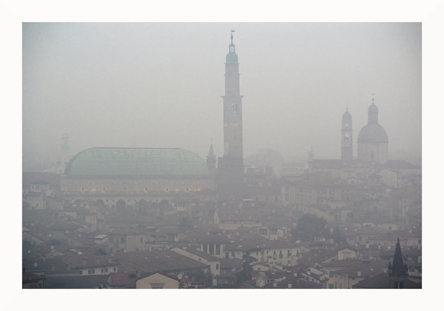 Citt� tra la nebbia