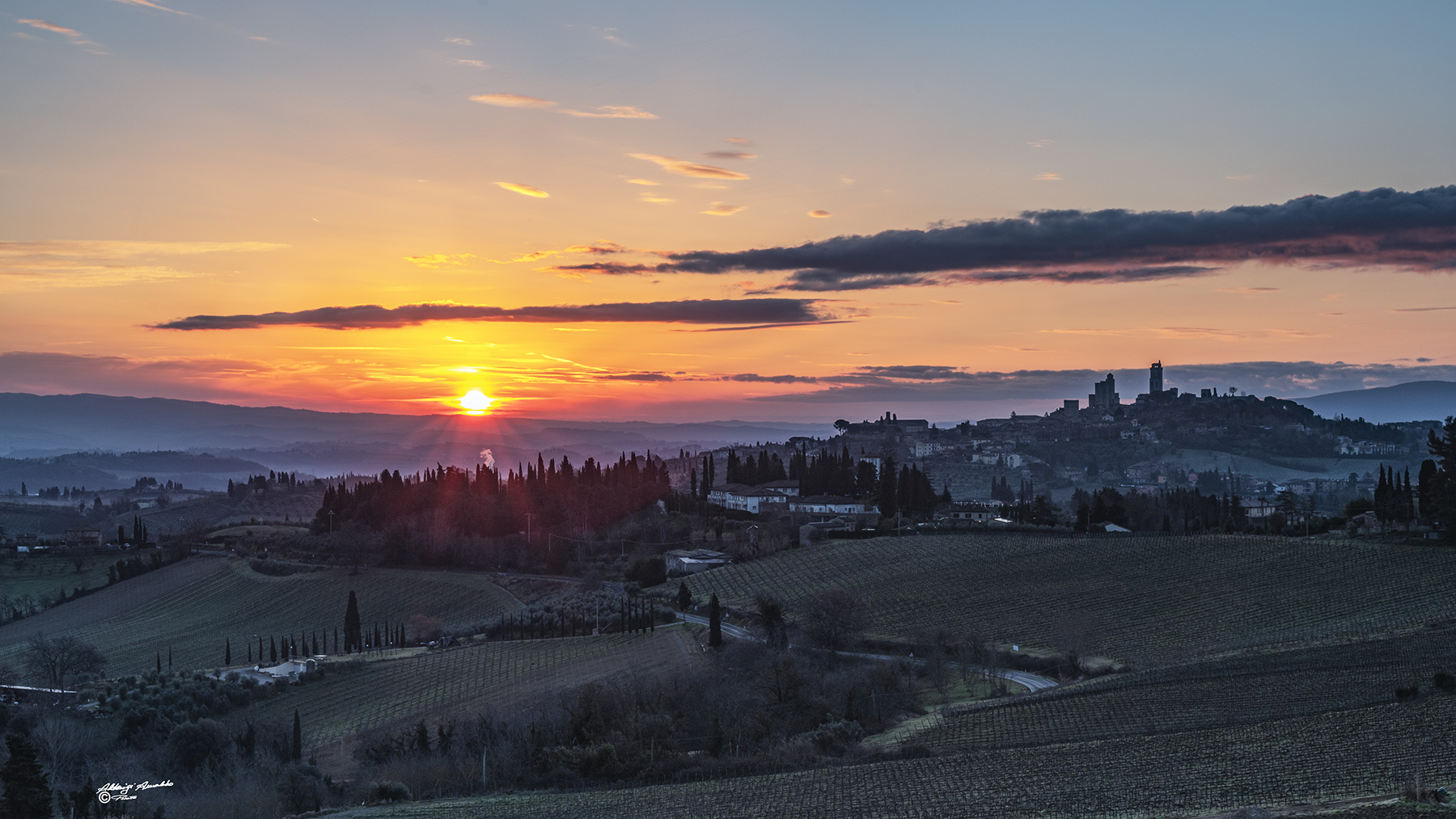 Il sorgere del sole nelle colline di San Gimignano.