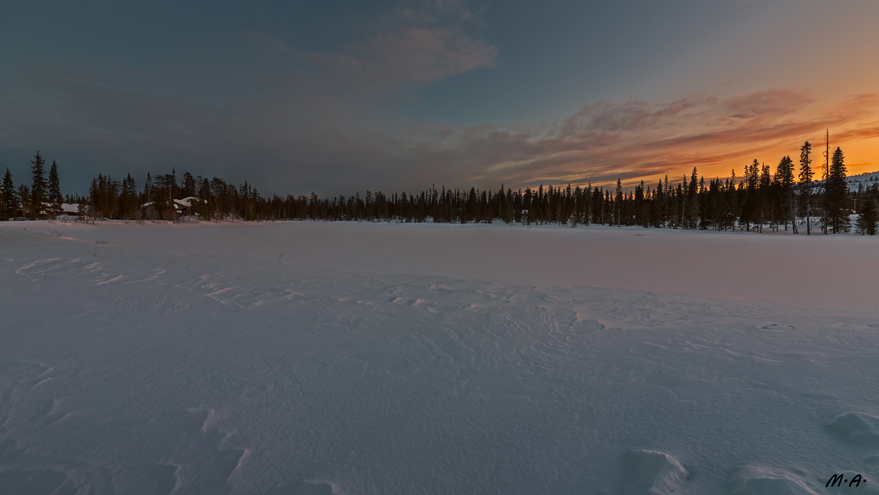 L'ora blu sul lago ghiacciato